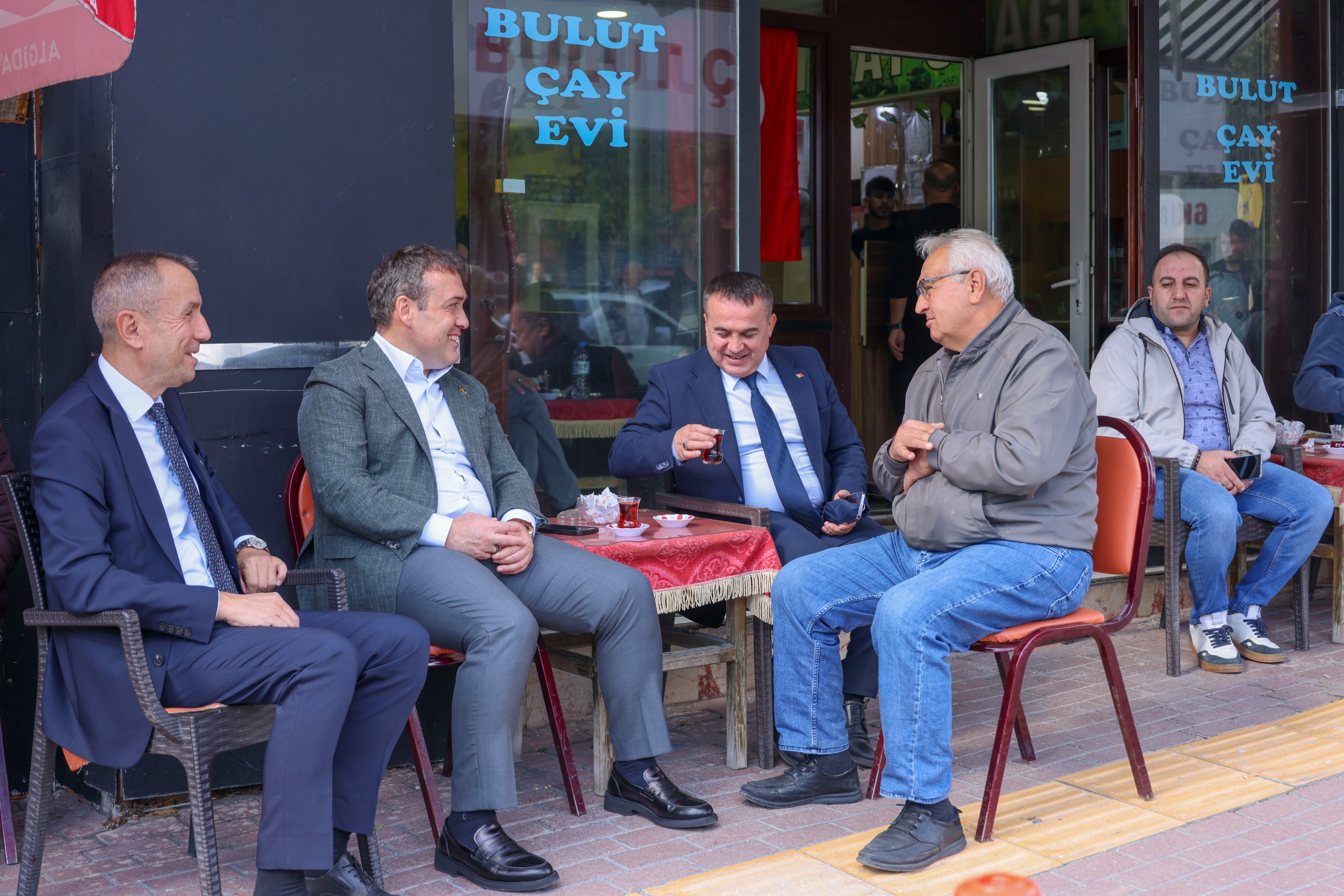 vali-sozer-vatandaslarla-cay-icti.jpg