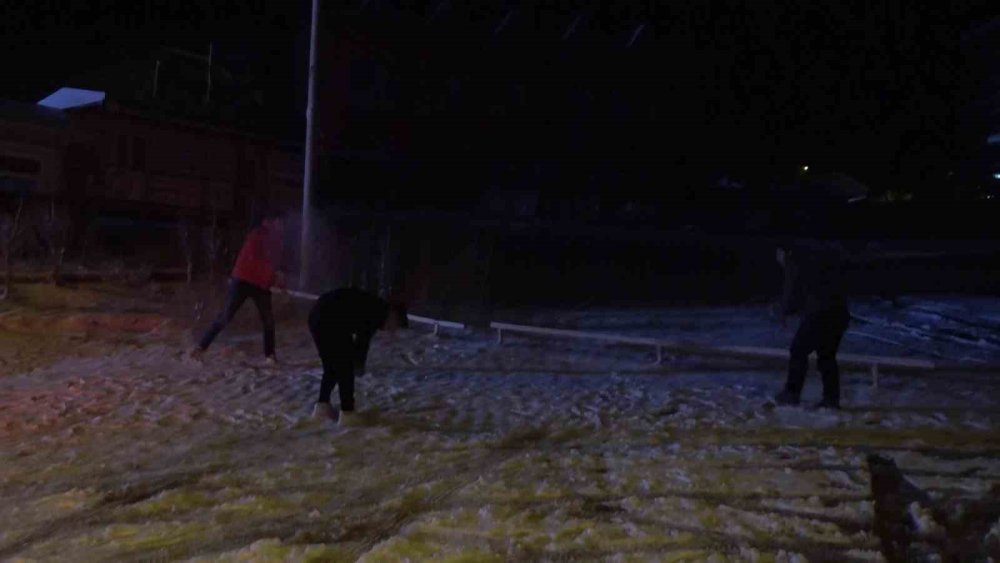 Kar Yağışını Görenler Gece Yarısı Uludağ’a Akın Etti