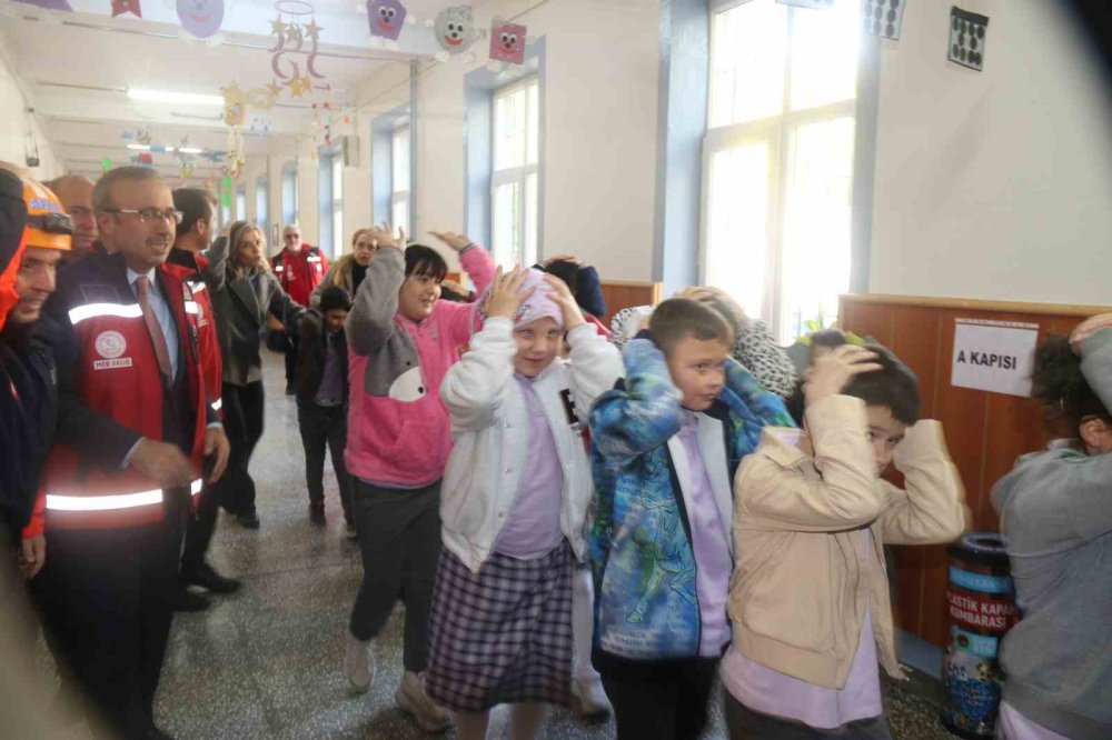 Deprem Anında Yapılması Gerekenler Öğrencilere Uygulamalı Olarak Gösterildi