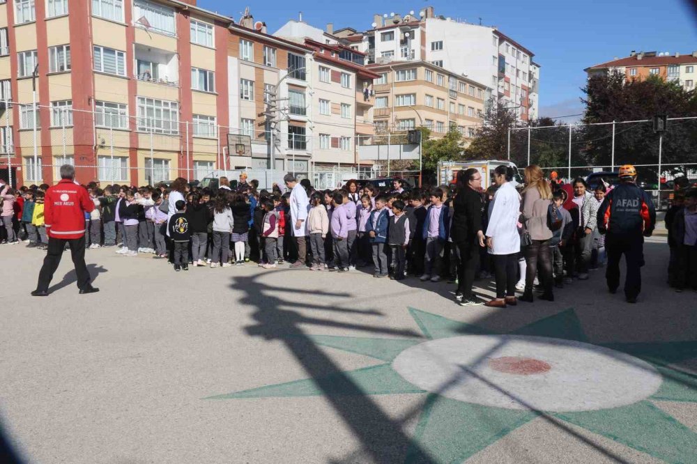Deprem Anında Yapılması Gerekenler Öğrencilere Uygulamalı Olarak Gösterildi