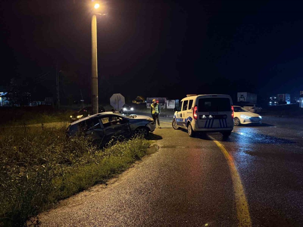 İki Otomobil Çarpıştı: 3 Yaralı