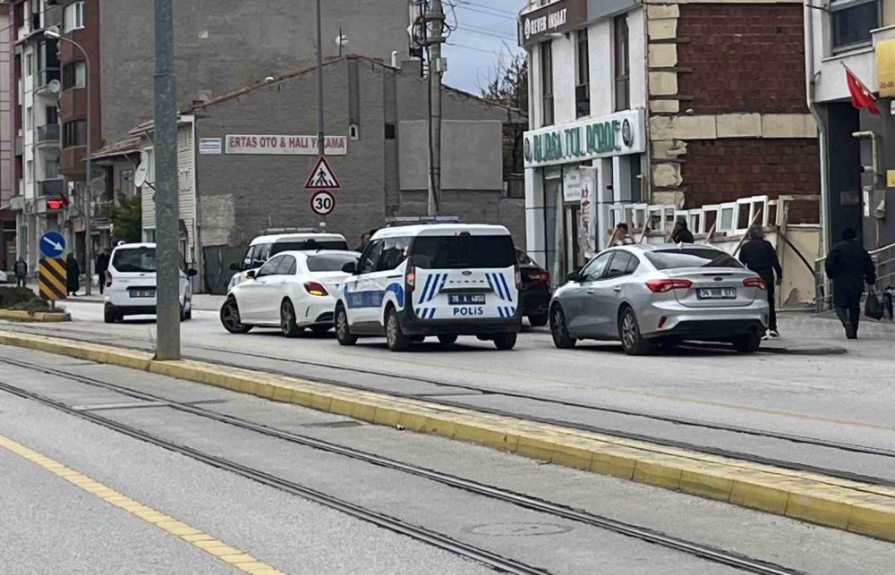 Polis Aracına Çarpıp Kaçtı