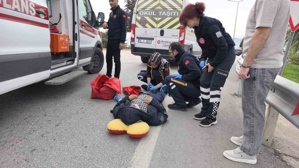 Servis Minibüsünün Çarptığı Yaşlı Adam Ağır Yaralandı