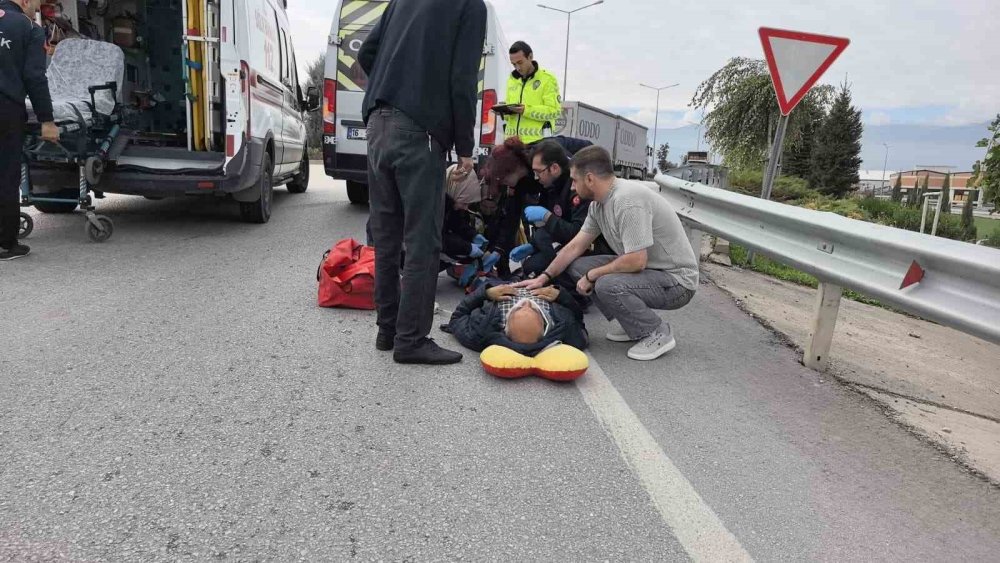 Servis Minibüsünün Çarptığı Yaşlı Adam Ağır Yaralandı