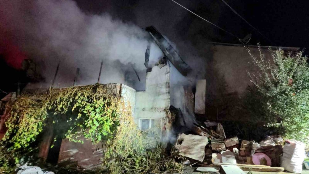 2 Katlı Binada Çıkan Yangın Korkuttu