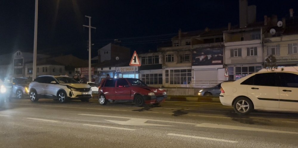 4 Aracın Karıştığı Zincirleme Kaza Kameralara Yansıdı