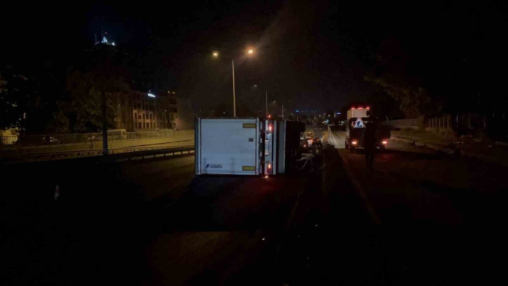 Kontrolden Çıkan Tır, Bariyerleri Biçtikten Sonra Yan Yatarak Durabildi