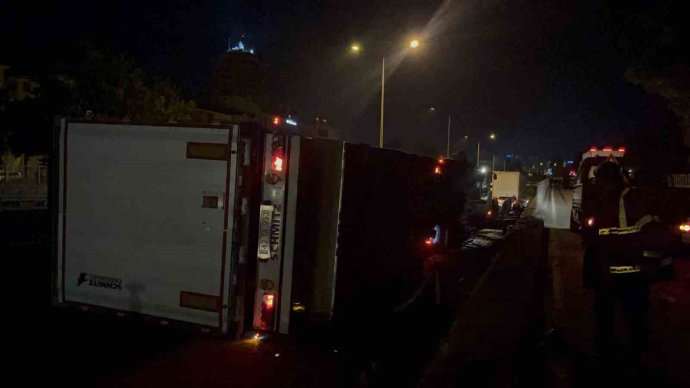 Kontrolden Çıkan Tır, Bariyerleri Biçtikten Sonra Yan Yatarak Durabildi