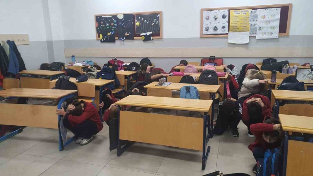 Tüm Okullarda Eş Zamanlı Deprem Tatbikatı