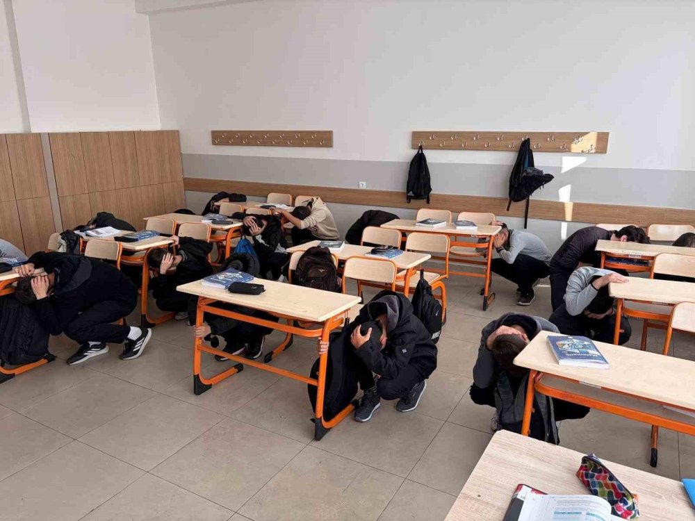 Tüm Okullarda Eş Zamanlı Deprem Tatbikatı