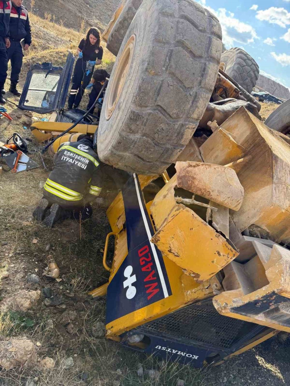Devrilen İş Makinesi Altında Kalan Operatör Kurtarıldı