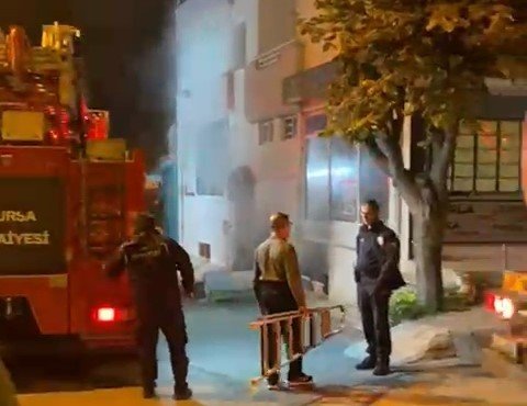 Kaldığı Apartmanı 3 Gün Üst Üste Yaktı