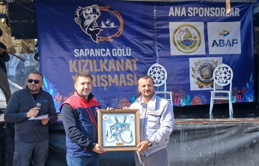 Sapanca Gölü’nde Kızılkanat Heyecanı: Amatör Balıkçılar Kıyasıya Yarıştı