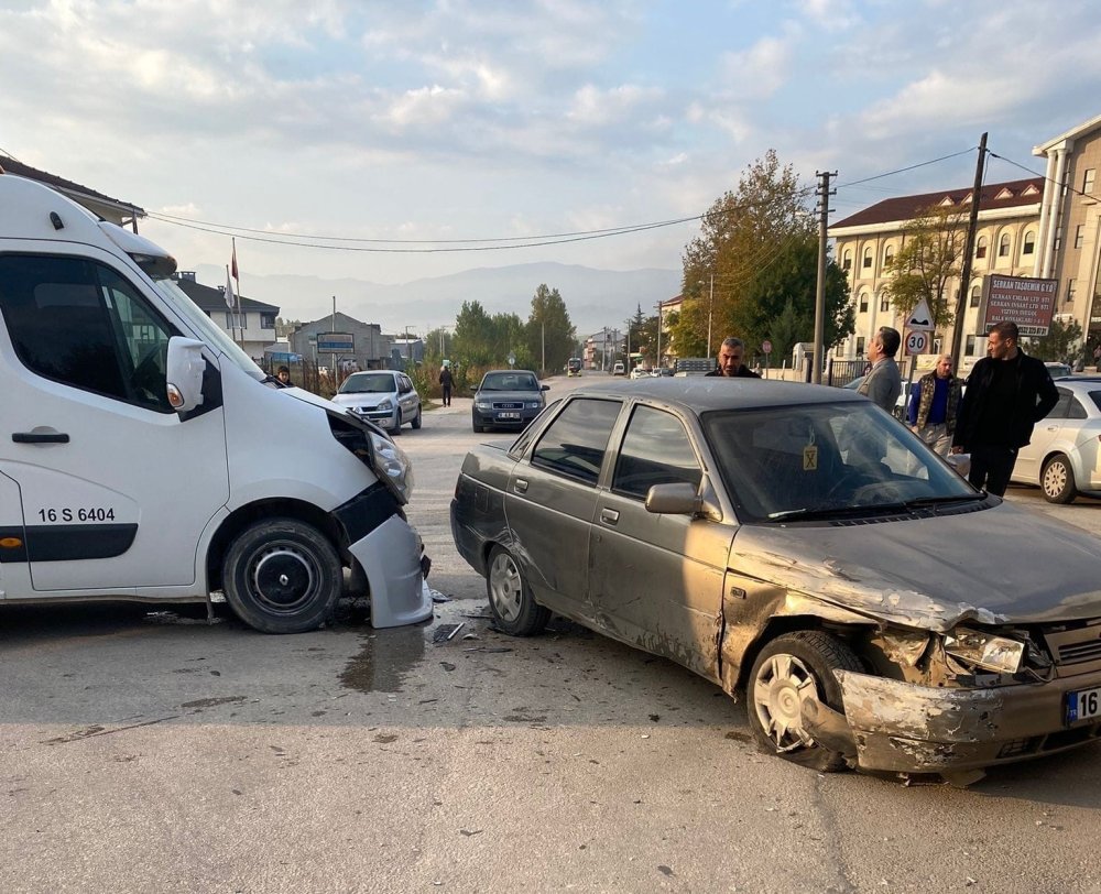 Ara Sokaktan Çıkan Servis Kazaya Sebep Oldu: 1 Yaralı