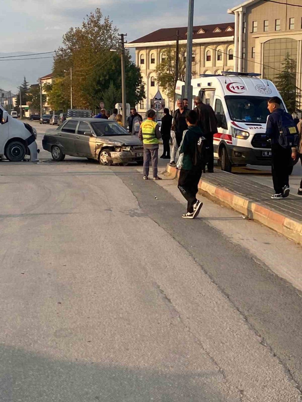 Ara Sokaktan Çıkan Servis Kazaya Sebep Oldu: 1 Yaralı