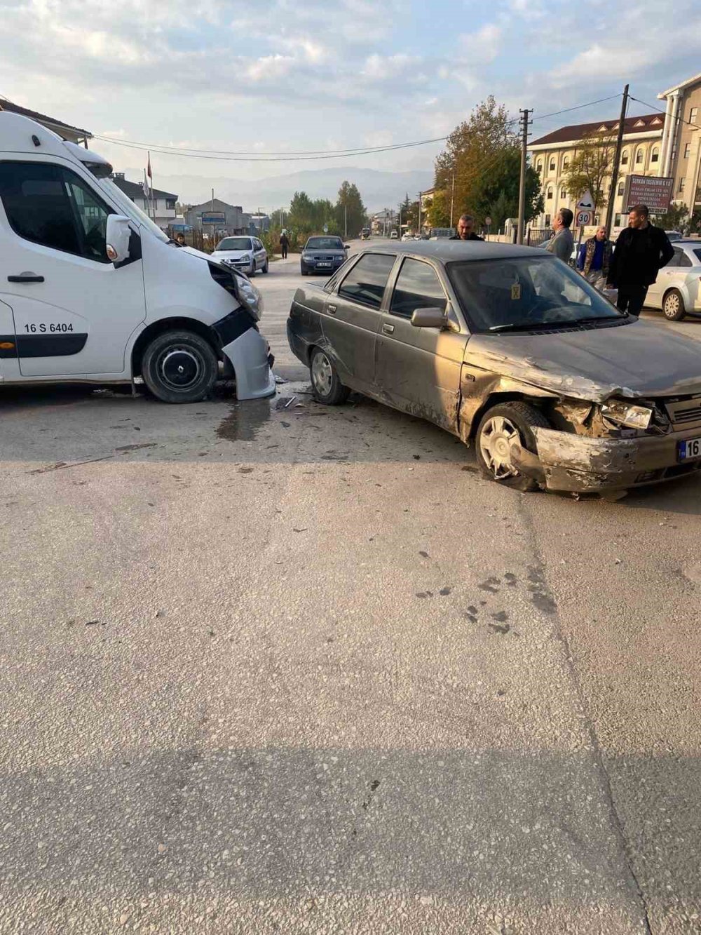Ara Sokaktan Çıkan Servis Kazaya Sebep Oldu: 1 Yaralı