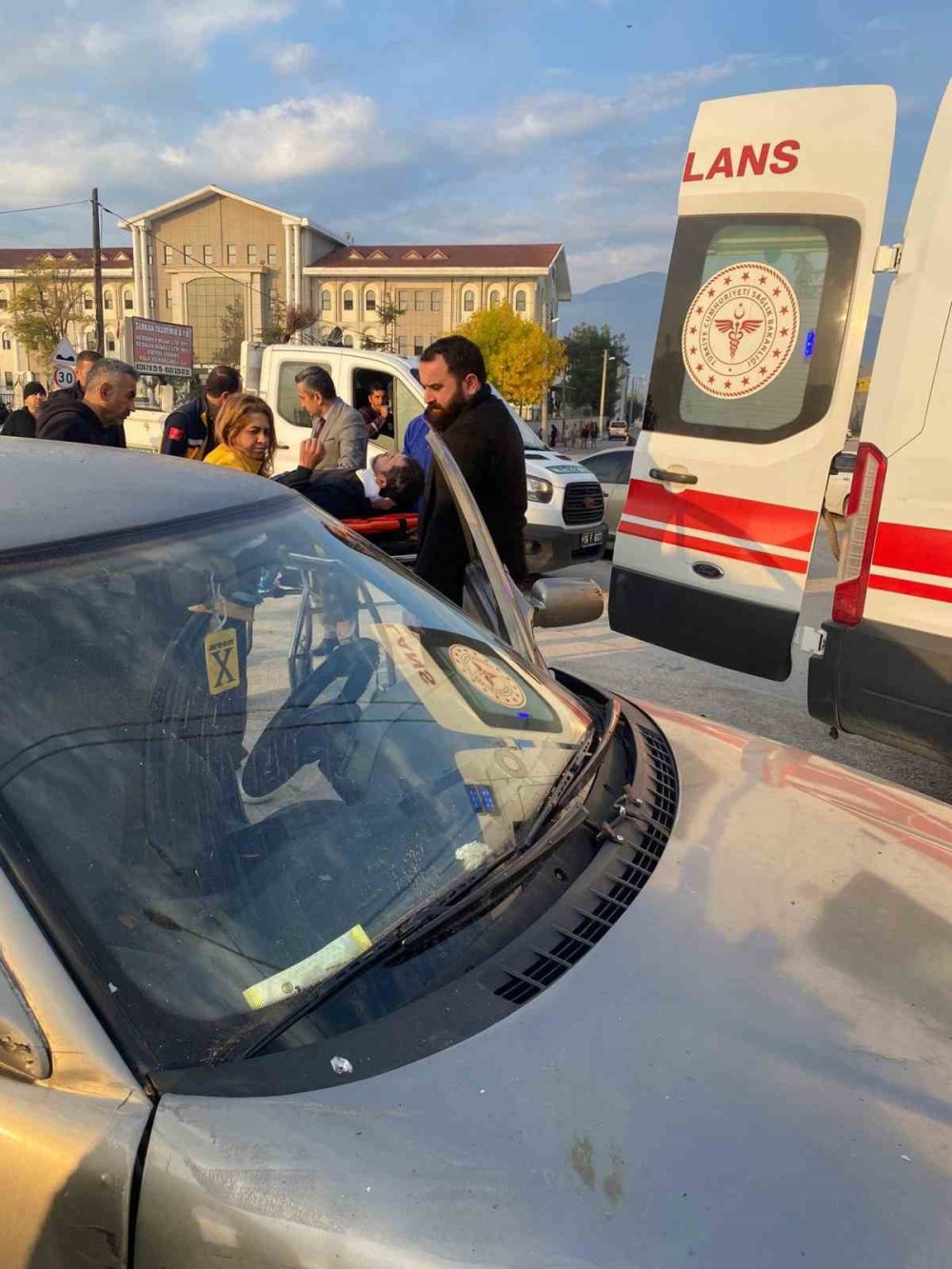 Ara Sokaktan Çıkan Servis Kazaya Sebep Oldu: 1 Yaralı