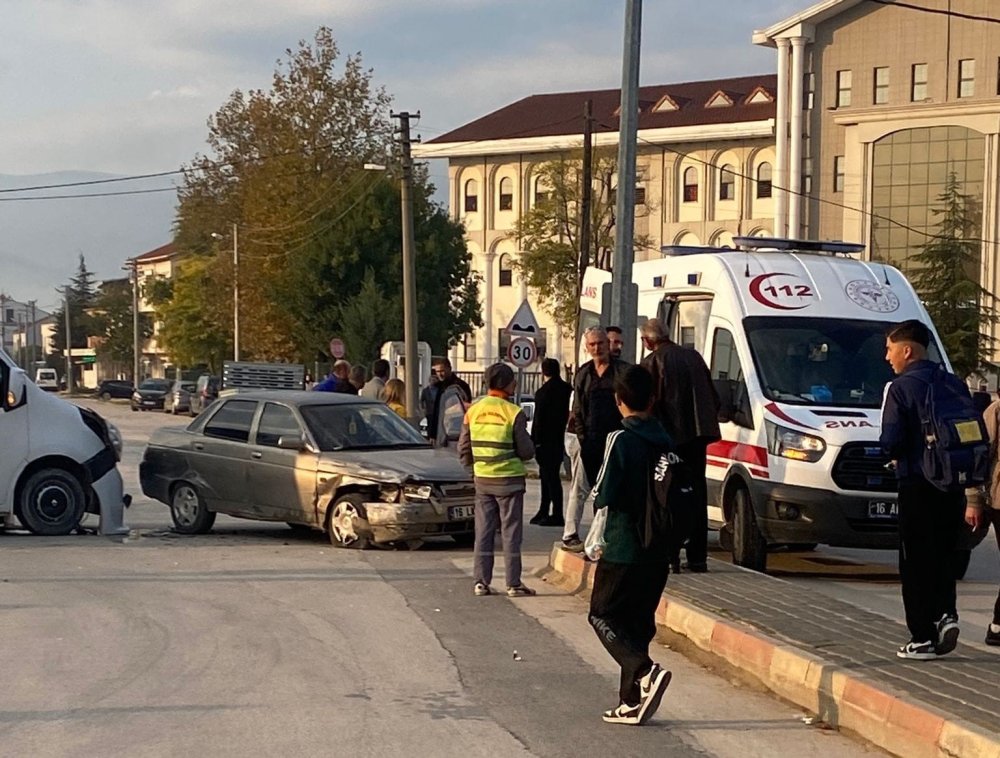 Ara Sokaktan Çıkan Servis Kazaya Sebep Oldu: 1 Yaralı