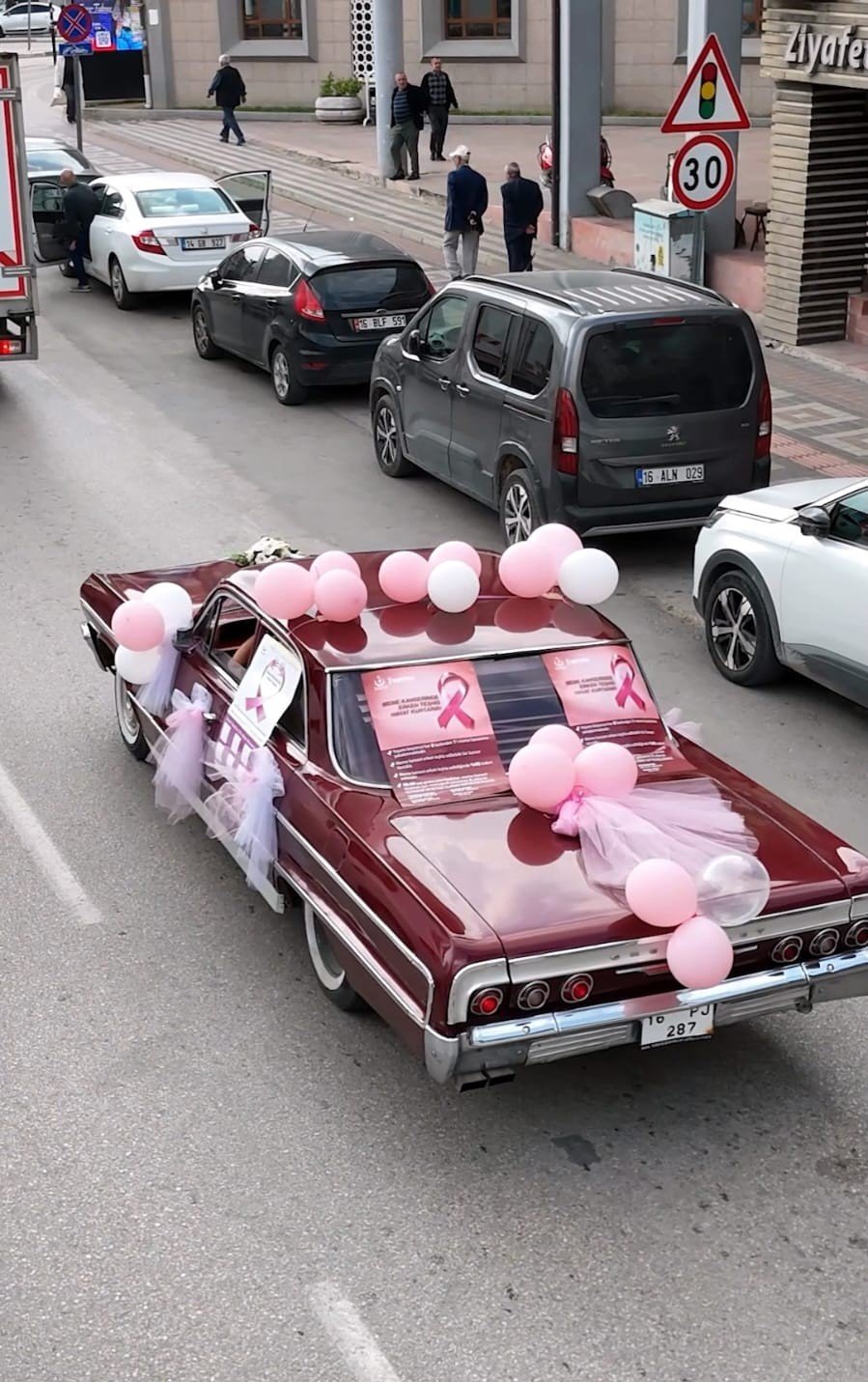 Klasik Otomobil İle Meme Kanserine Dikkat Çekti