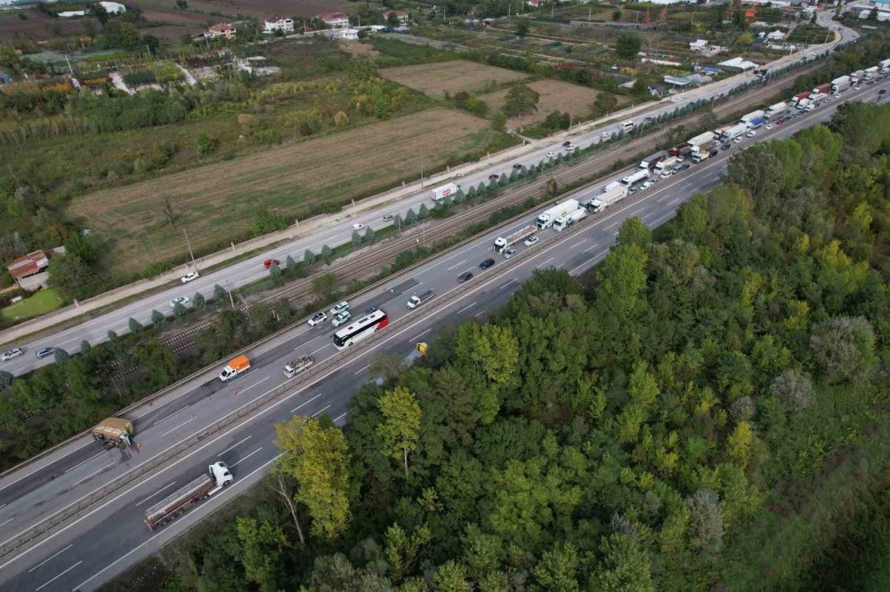 Kontrolden Çıkan Kamyonet Yan Yattı