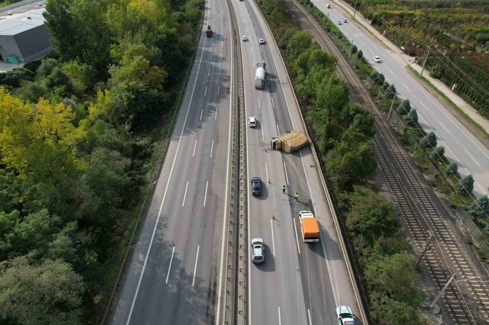 Kontrolden Çıkan Kamyonet Yan Yattı