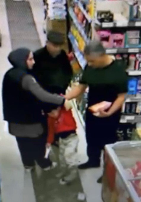 Markette Küçük Çocuğu Tekmeleyen Adam Kameraya Yansıdı