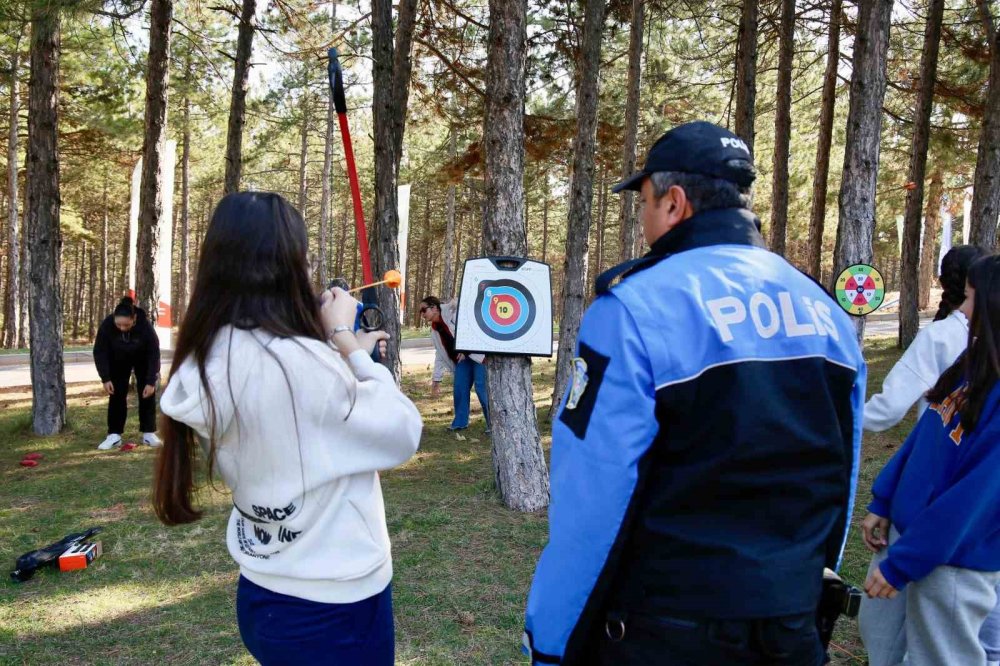 Öğrenciler, Polis Ekipleriyle Birlikte Fidan Dikti
