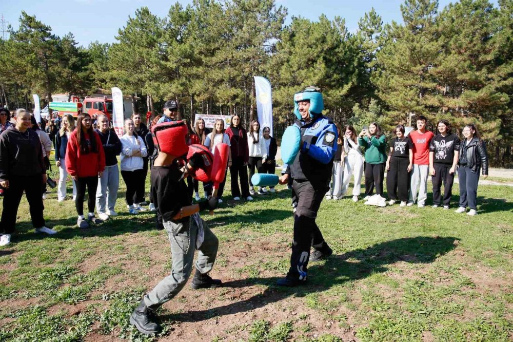 Öğrenciler, Polis Ekipleriyle Birlikte Fidan Dikti