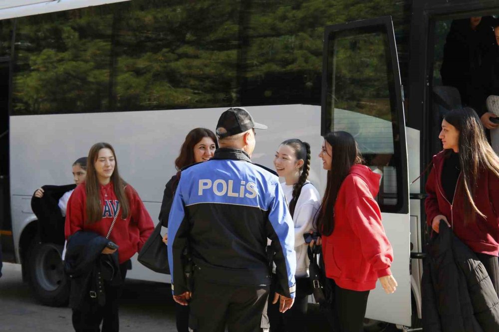 Öğrenciler, Polis Ekipleriyle Birlikte Fidan Dikti