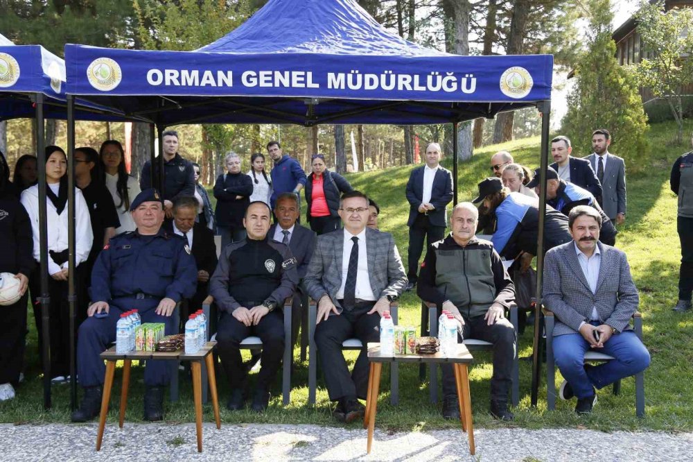 Öğrenciler, Polis Ekipleriyle Birlikte Fidan Dikti