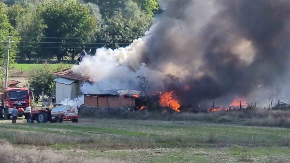 Yangında Ev, Traktör Ve Motosiklet Kül Oldu