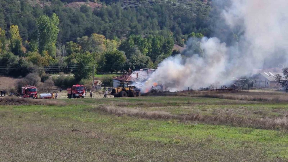 Yangında Ev, Traktör Ve Motosiklet Kül Oldu