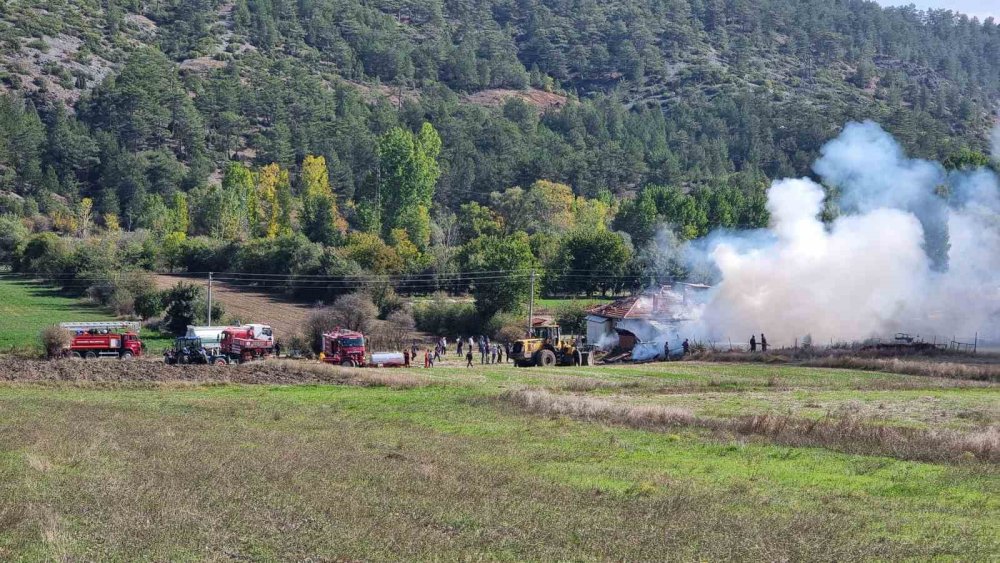 Yangında Ev, Traktör Ve Motosiklet Kül Oldu