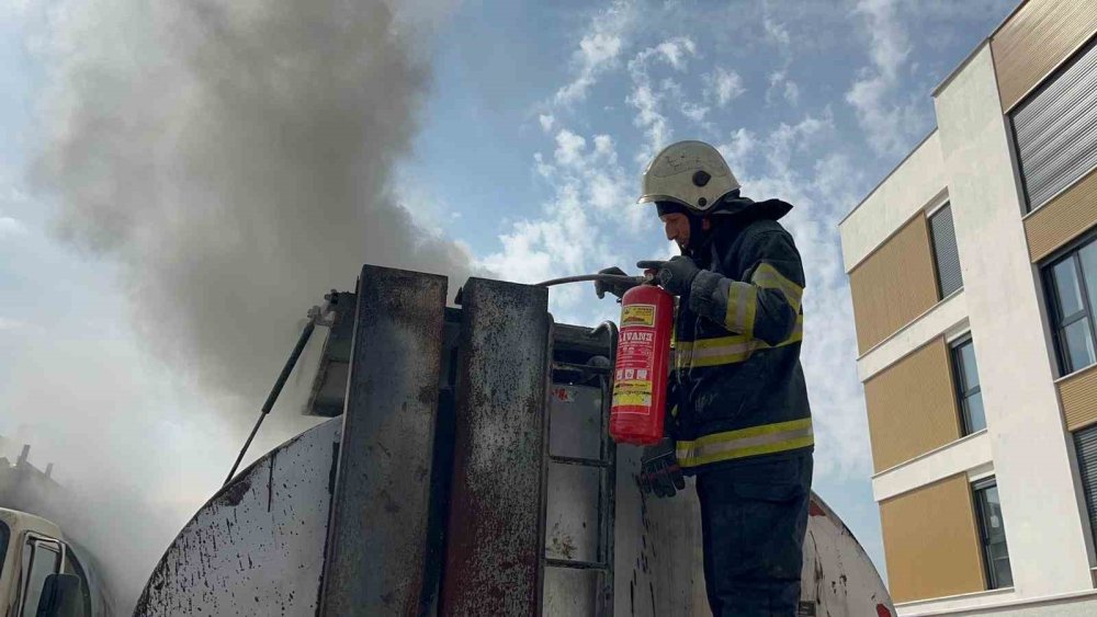 Zift Tankerindeki Yangın Ekiplerce Söndürüldü