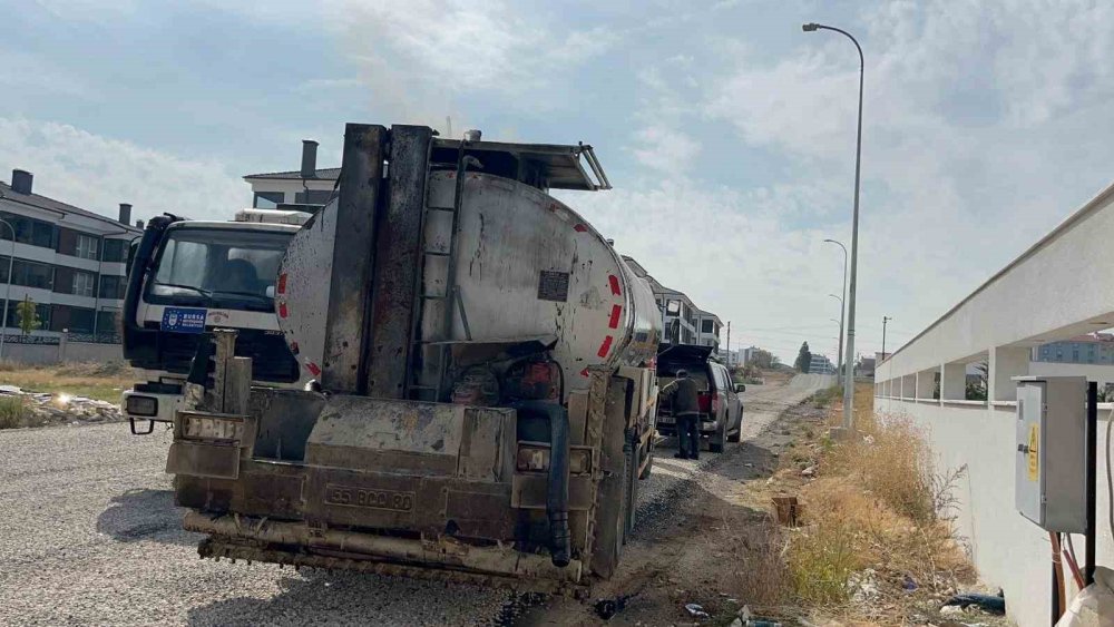 Zift Tankerindeki Yangın Ekiplerce Söndürüldü
