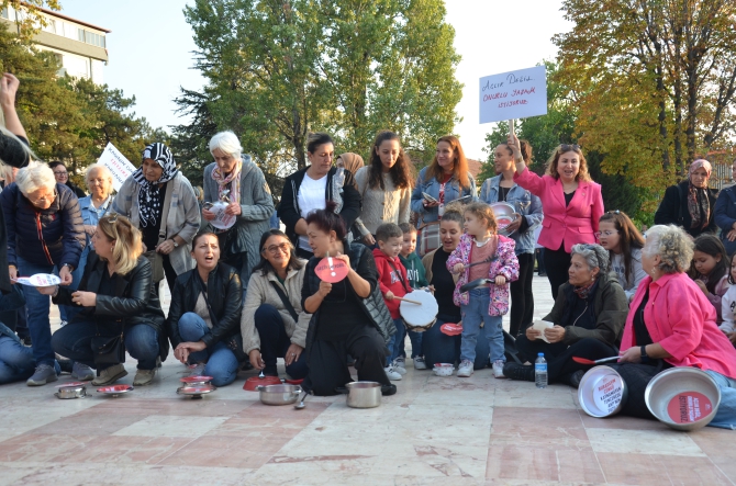 chpli-kadinlardan-tencereli-eylem3.jpg