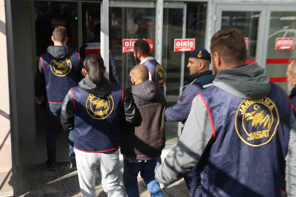 Kardeşini Öldürüp Ahırın Temeline Gömen Kardeş Adliyeye Sevk Edildi