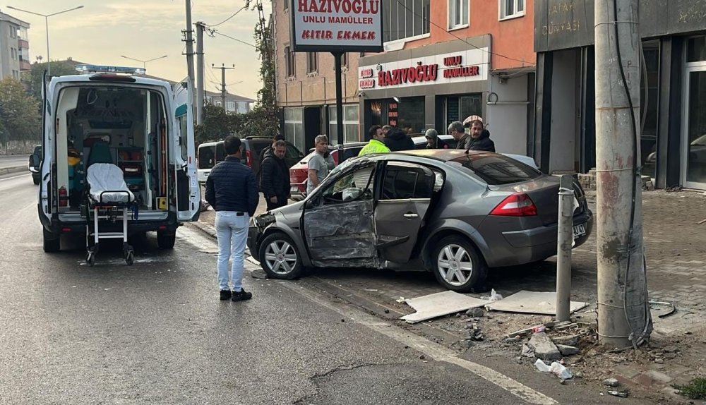 Beton Direğe Çarpan Otomobil Sürücüsü Yaralandı