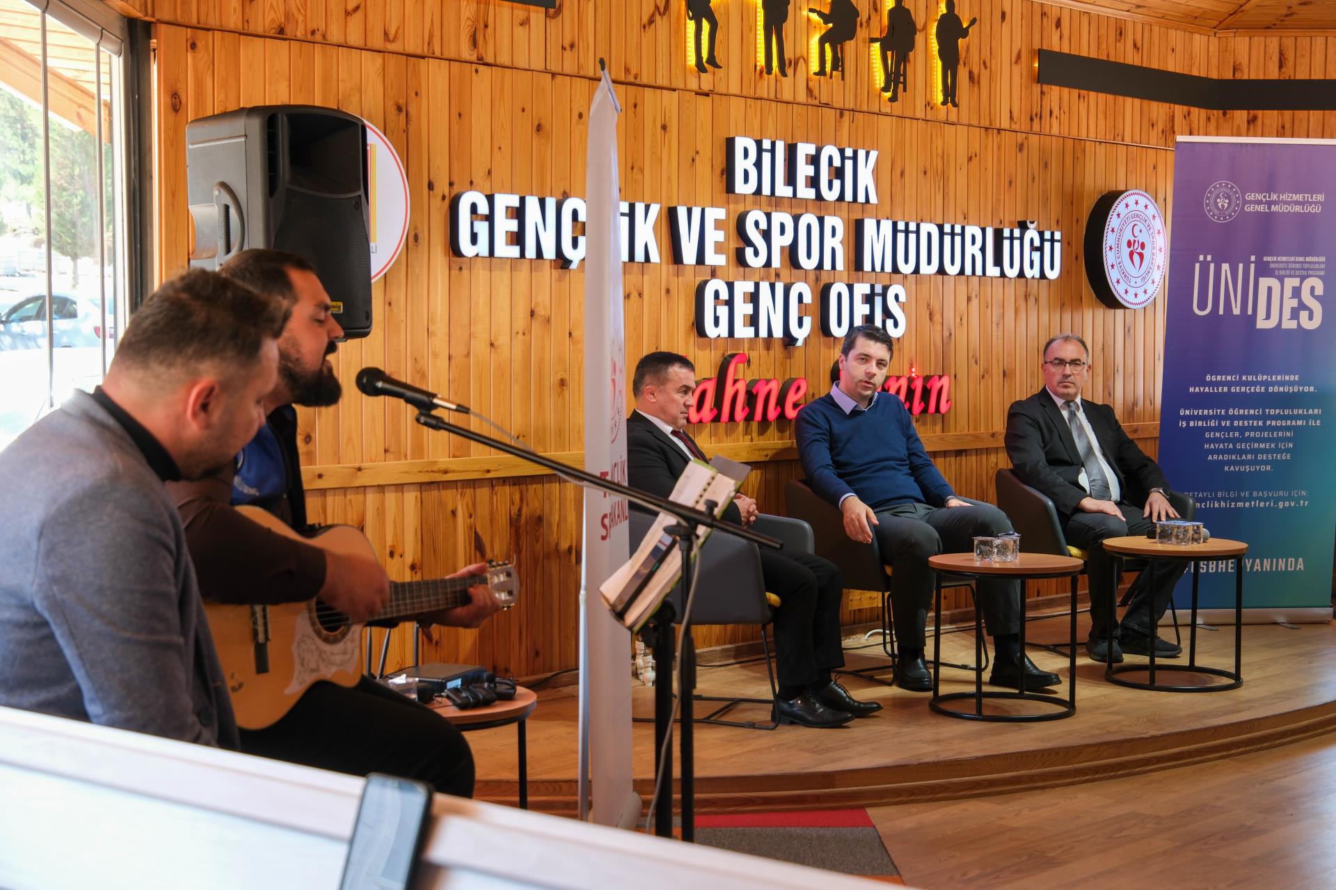 genclik-hizmetleri-genel-muduru-dr-enes-efendioglu-bseu-ogrencileri-ile-bulustu.jpg