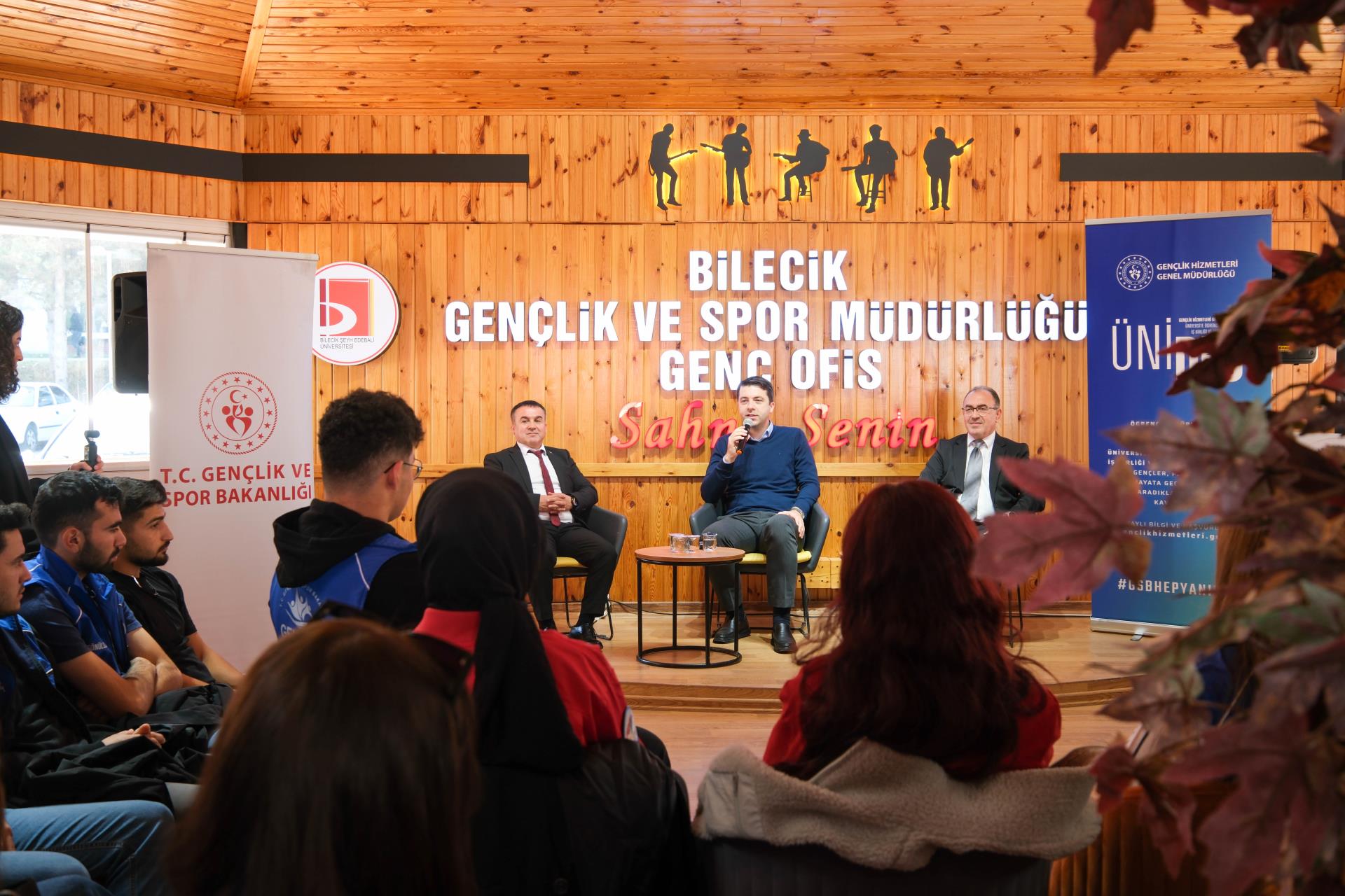 genclik-hizmetleri-genel-muduru-dr-enes-efendioglu-bseu-ogrencileri-ile-bulustu1.jpg