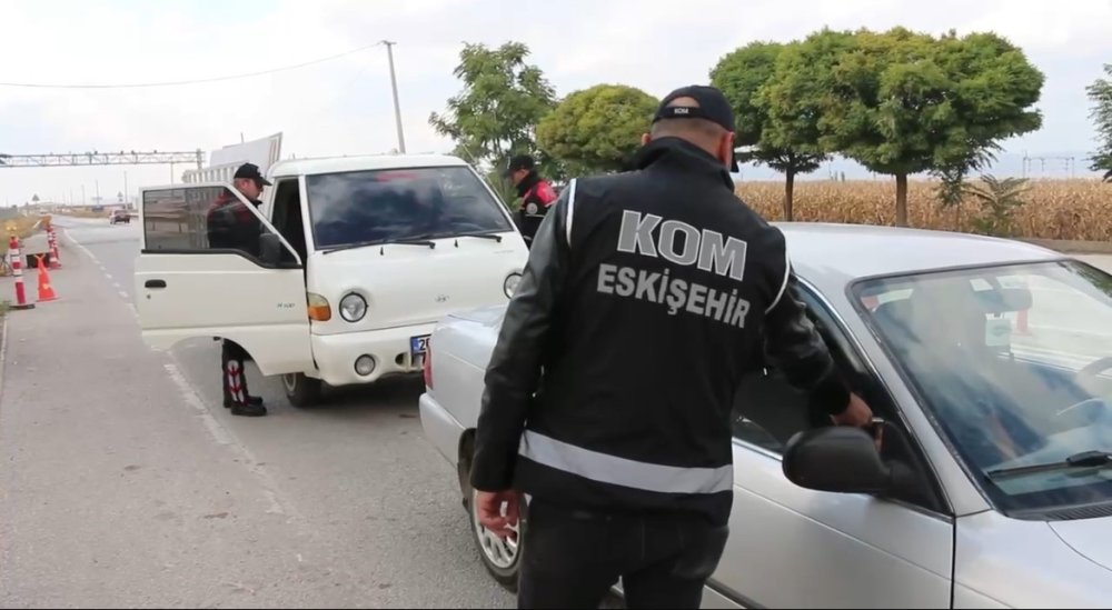 Polisten Alpu’da Uygulama: Uyuşturucu Ve Silah Ele Geçirildi