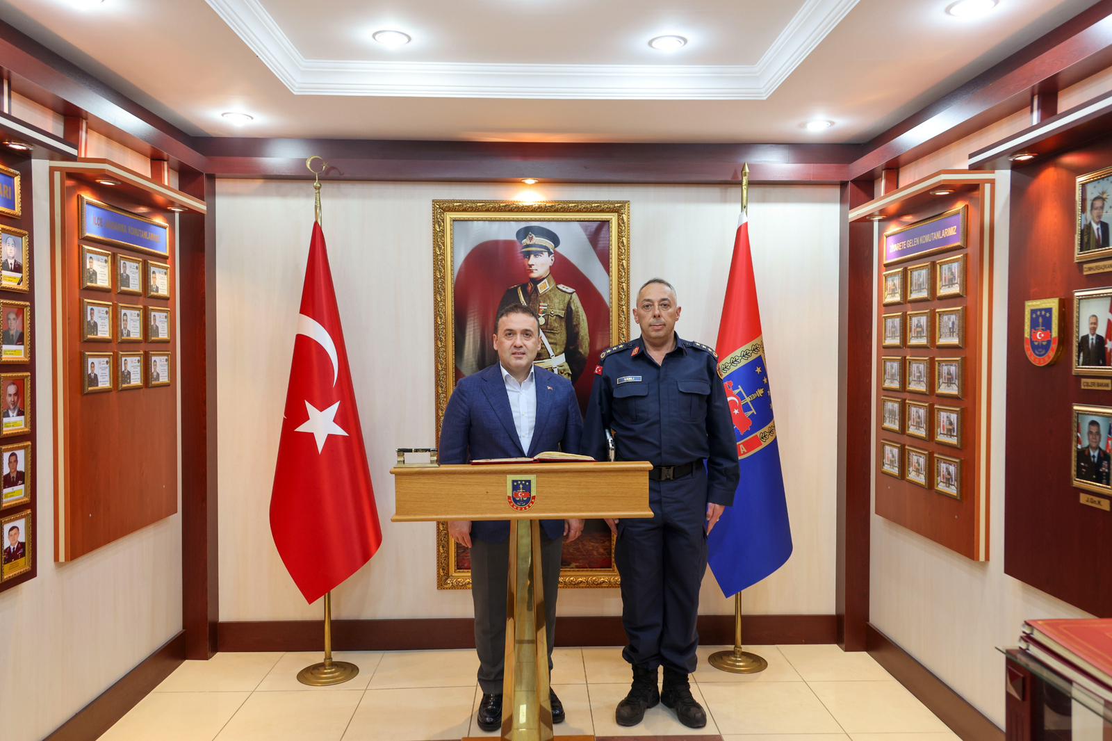 vali-sozerden-il-jandarma-komutanligina-ziyaret2.jpg