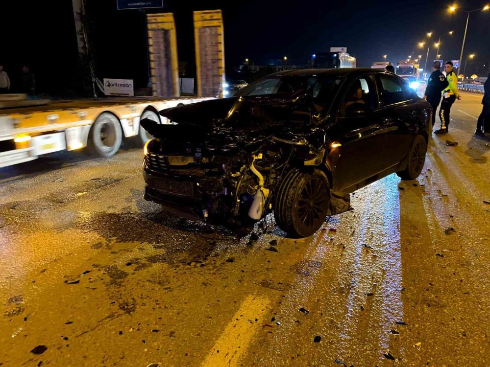 Zincirleme Kazada 5 Araç Birbirine Girdi, 3 Kişi Yaralandı