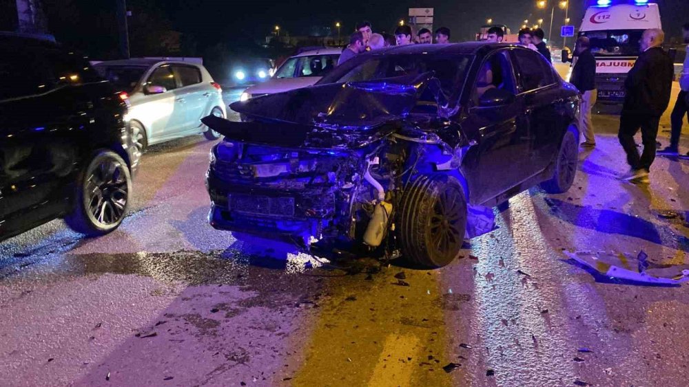 Zincirleme Kazada 5 Araç Birbirine Girdi, 3 Kişi Yaralandı