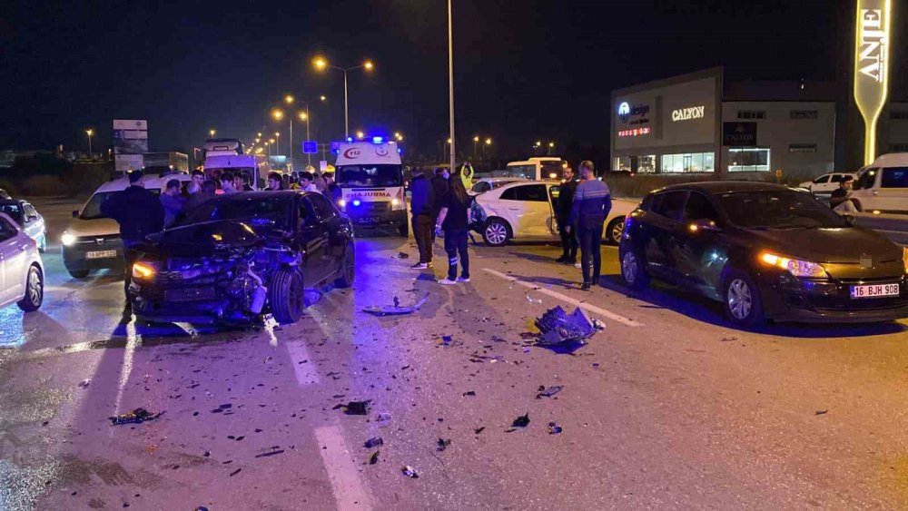 Zincirleme Kazada 5 Araç Birbirine Girdi, 3 Kişi Yaralandı
