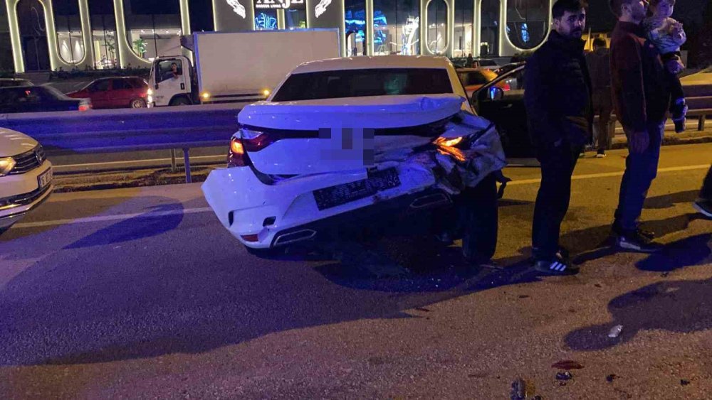 Zincirleme Kazada 5 Araç Birbirine Girdi, 3 Kişi Yaralandı