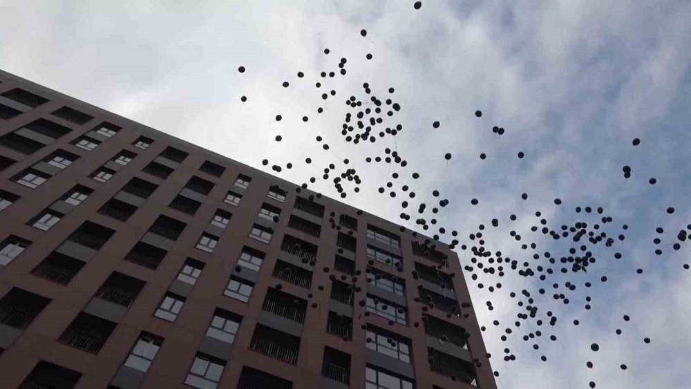 Gökyüzüne Siyah Balon Bıraktılar