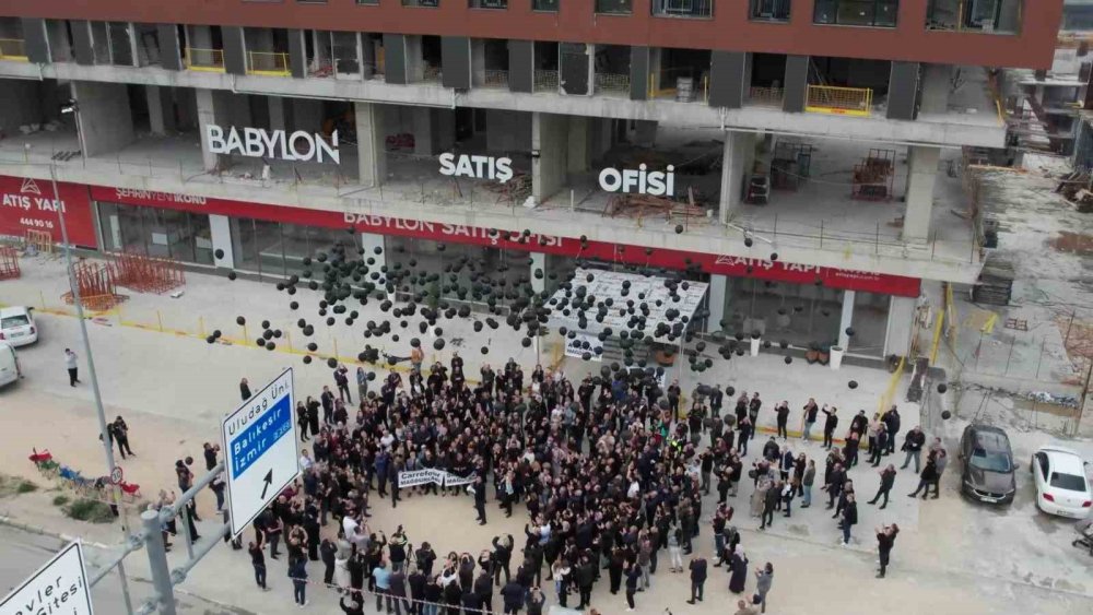 Gökyüzüne Siyah Balon Bıraktılar