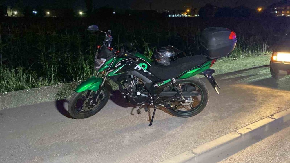 Kontrolden Çıkan Motosiklet Kaldırma Çarptı