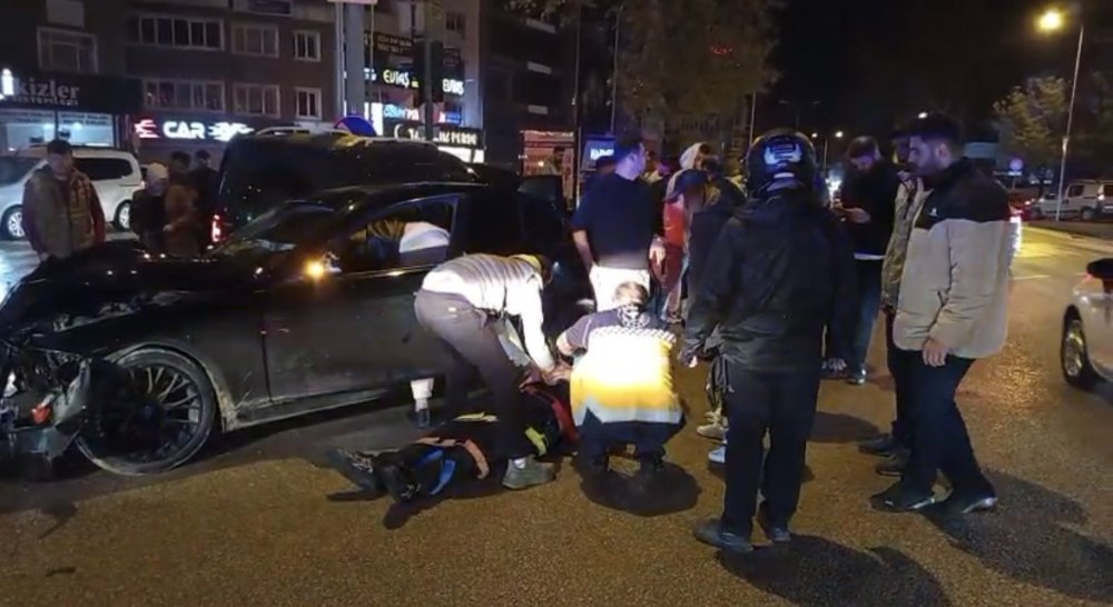 Hafif Ticari Araç İle Otomobil Çarpıştı: 3 Yaralı